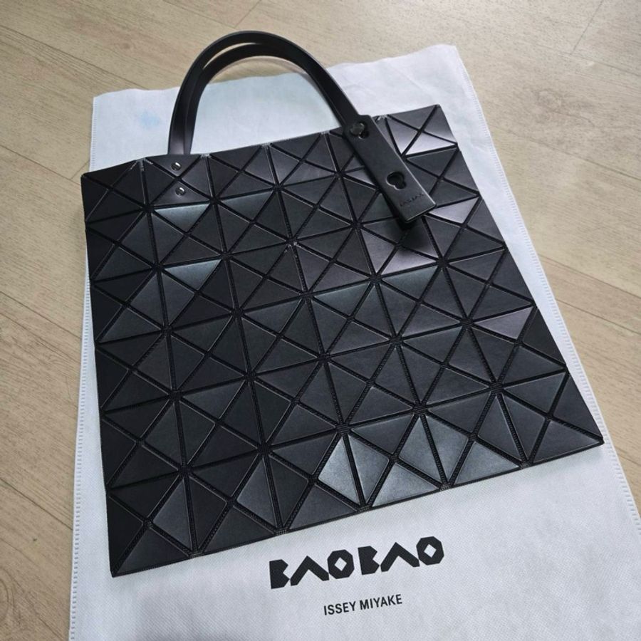 Issey Miyake 三宅一生 BaoBao 基本款 霧黑色 6x6 肩背 手提包-1