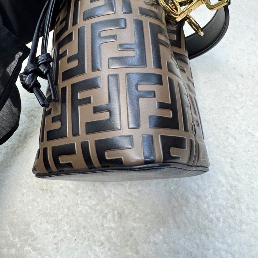 芬迪FENDI棕色經典老花FF Canvas拼黑色牛皮Mon Tresor手提斜背兩用水桶包8BS010A659F13VK 🖤-13