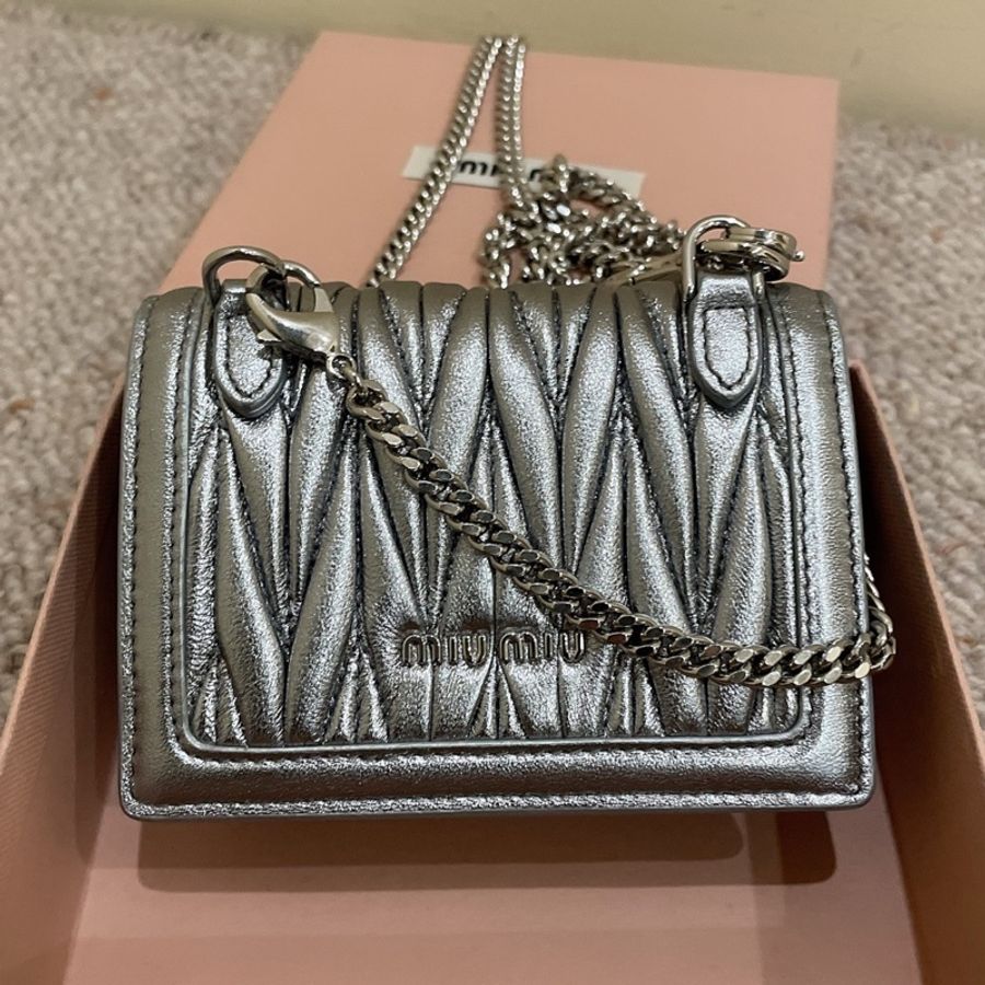 MiuMiu 銀色褶皺款羊皮小包  小可愛 可斜挎可以當包掛-1