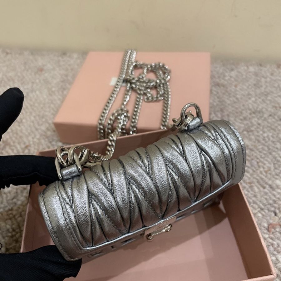 MiuMiu 銀色褶皺款羊皮小包  小可愛 可斜挎可以當包掛-3