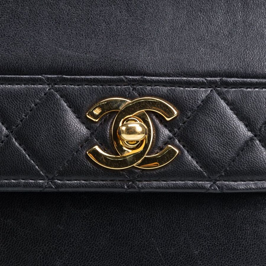 C001 Chanel 梯形黑金翻蓋腋下包-6