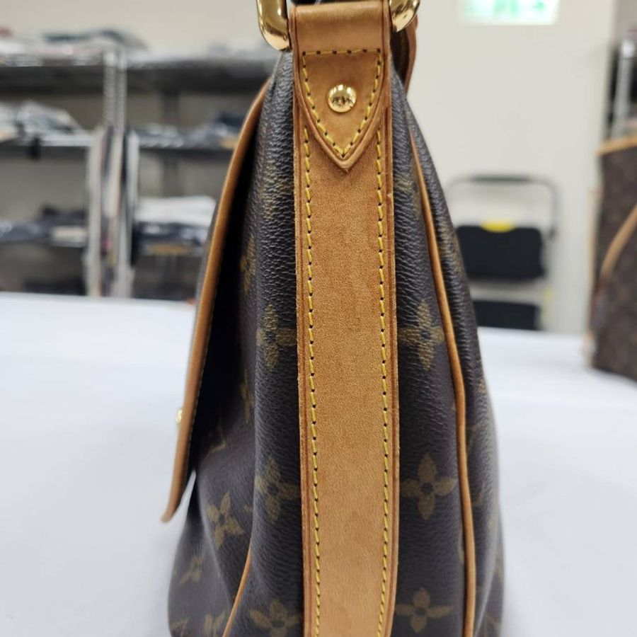 J011 LV 金豆老花腋下包-11