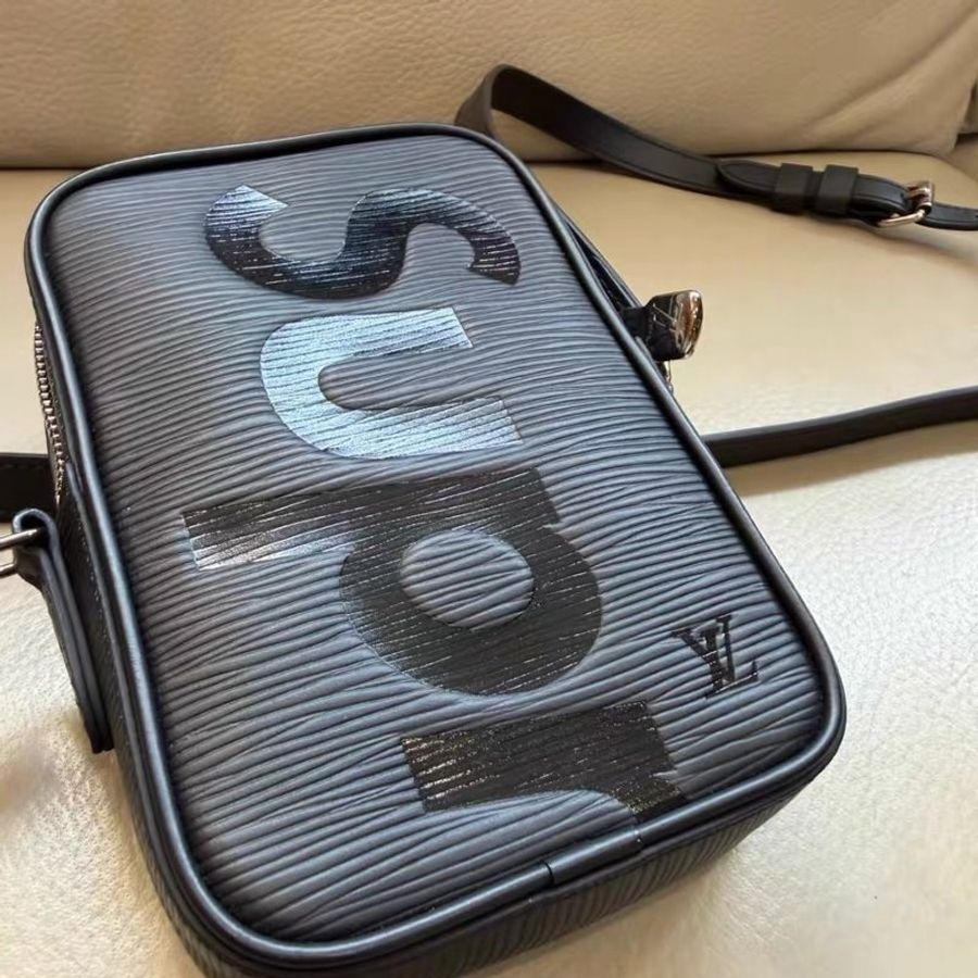 LV*Supreme 17年聯名水波紋 小號相機包11.5*17*4.5cm 98新配件塵袋-8