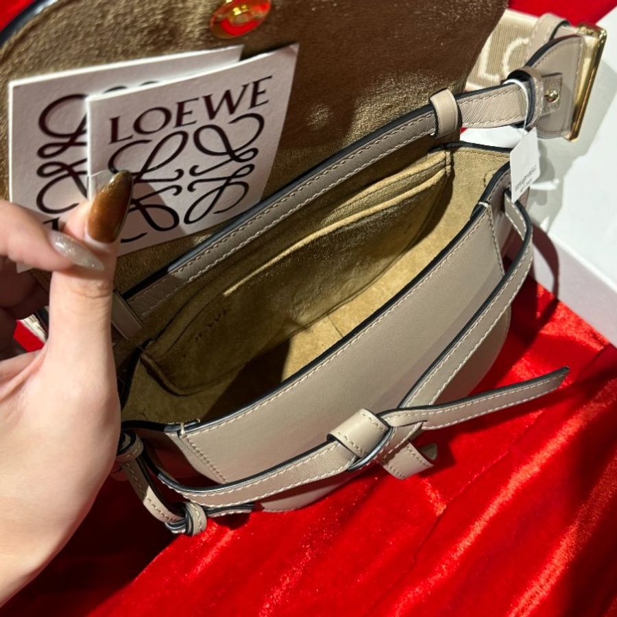 🌟 LOEWE 經典 Gate Dual Mini 小牛皮馬鞍包（熱門沙色 × 帆布老花寬背帶）-3