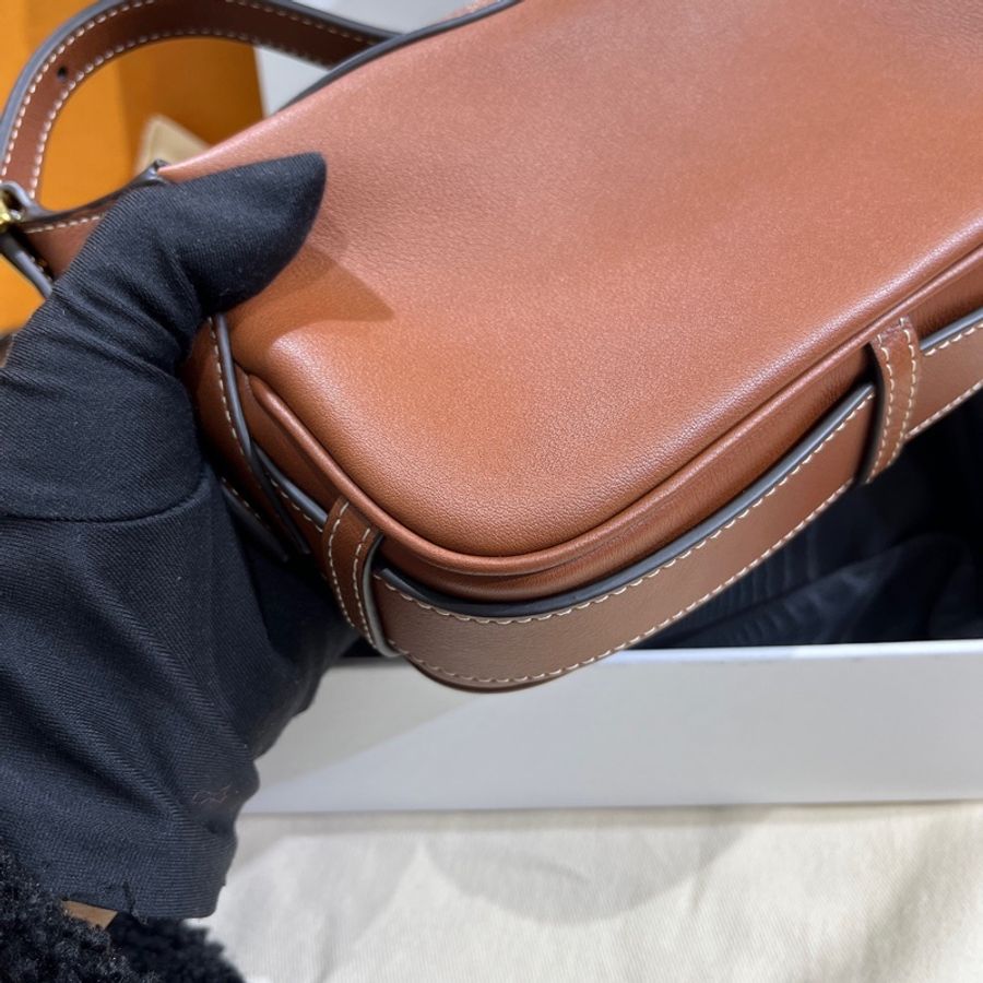 Celine 賽琳Romy 焦糖色牛皮腋下包金扣-7