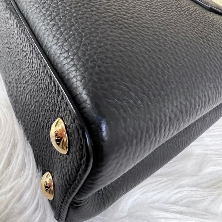 LV 黑牛皮金釦Capucines BB手提肩斜背包-8