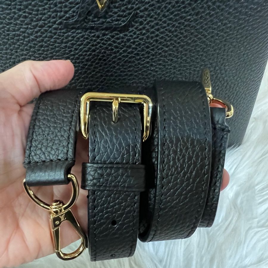 LV 黑牛皮金釦Capucines BB手提肩斜背包-18