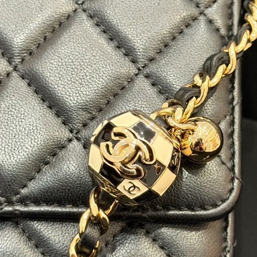 【🇹🇼新光購入 $12萬3900】CHANEL 黑白金球小羊皮Woc肩斜背鍊包 (芯片款)-5