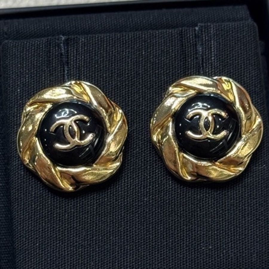 Chanel 香奈兒 22A黑金琺瑯太陽花耳釘-5