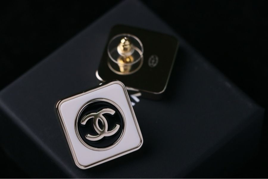 Chanel 23C白色琺瑯方塊耳釘閒置無使用-2