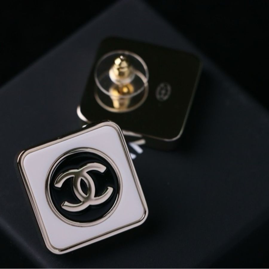 Chanel 23C白色琺瑯方塊耳釘閒置無使用-5