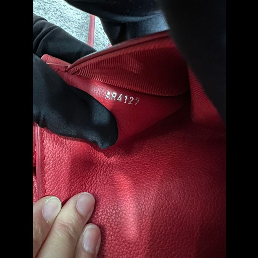 LV Lock Me BB 牛皮 郵差包 -9