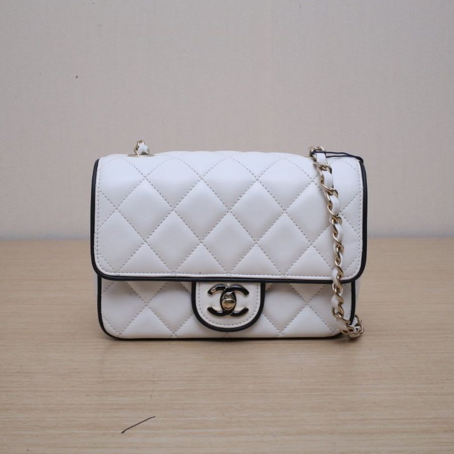 CHANEL CF25P漫畫系列白色羊皮晶片金扣肩背包-0