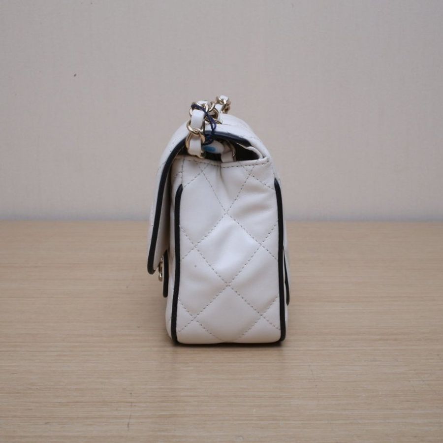 CHANEL CF25P漫畫系列白色羊皮晶片金扣肩背包-1