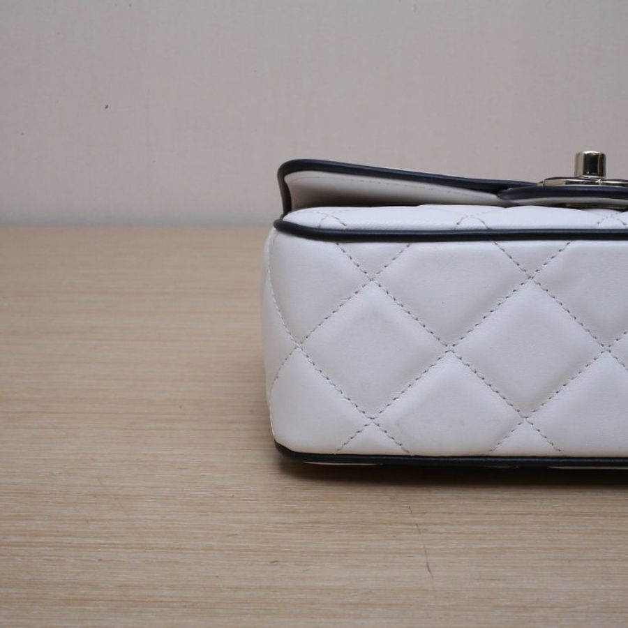 CHANEL CF25P漫畫系列白色羊皮晶片金扣肩背包-3