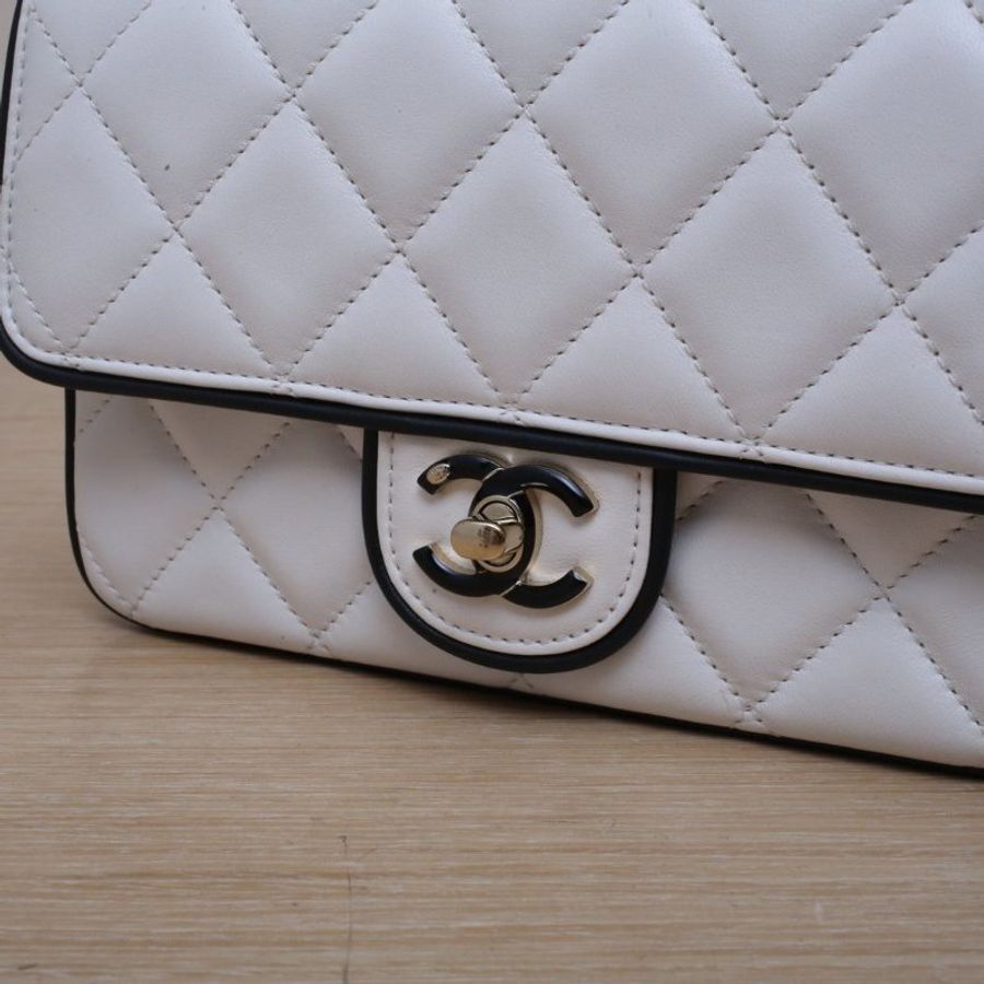 CHANEL CF25P漫畫系列白色羊皮晶片金扣肩背包-4