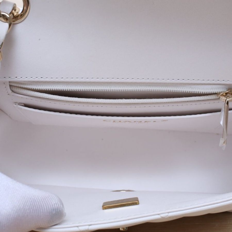 CHANEL CF25P漫畫系列白色羊皮晶片金扣肩背包-5