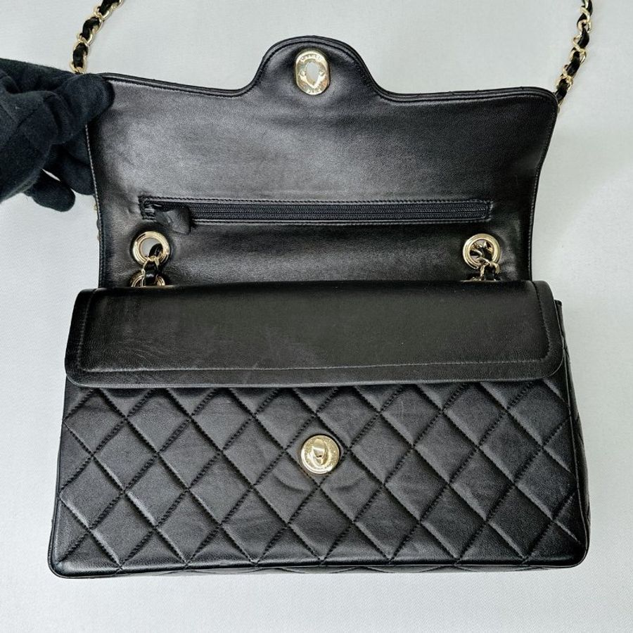 CHANEL Vintage黑金羊皮翻蓋鏈帶包-6