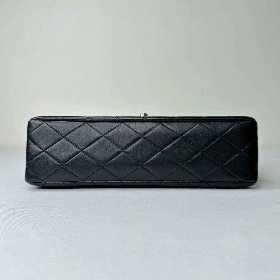 CHANEL Vintage黑金羊皮翻蓋鏈帶包-11