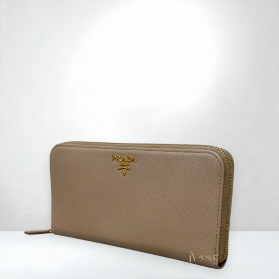 JS1239-PRADA 粉膚色金釦防刮牛皮ㄇ拉長夾-1