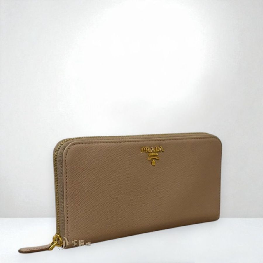 JS1239-PRADA 粉膚色金釦防刮牛皮ㄇ拉長夾-2