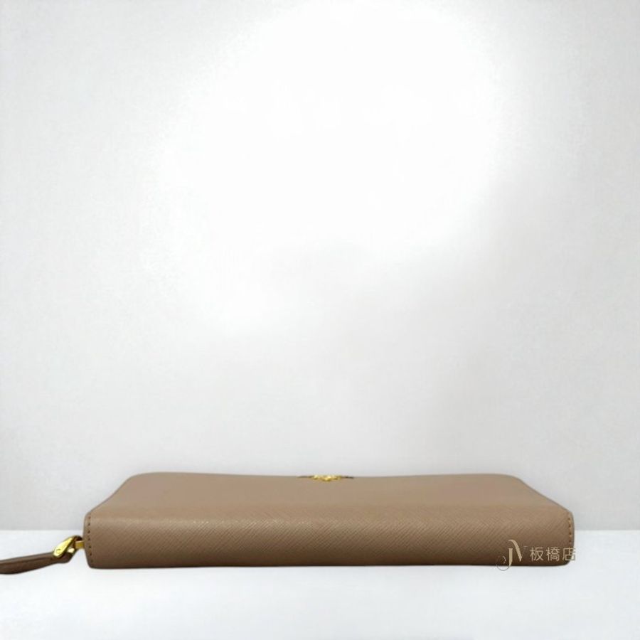 JS1239-PRADA 粉膚色金釦防刮牛皮ㄇ拉長夾-4