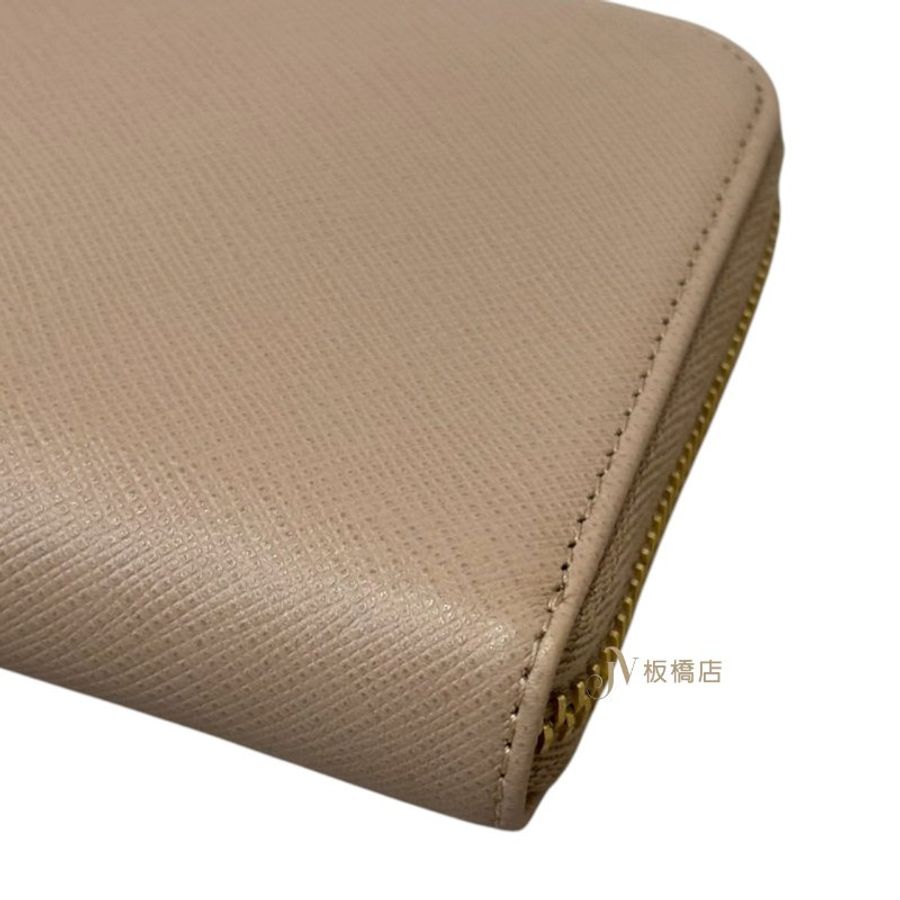JS1239-PRADA 粉膚色金釦防刮牛皮ㄇ拉長夾-6