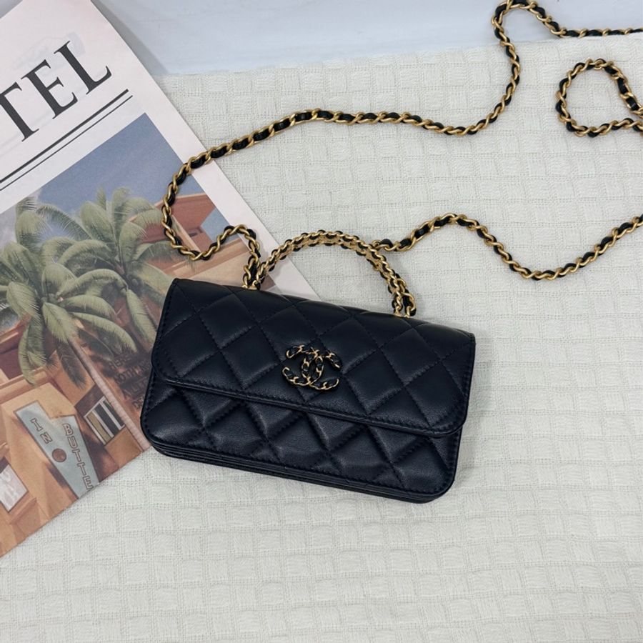 Chanel 黑羊皮金釦Logo 手把口蓋包-0