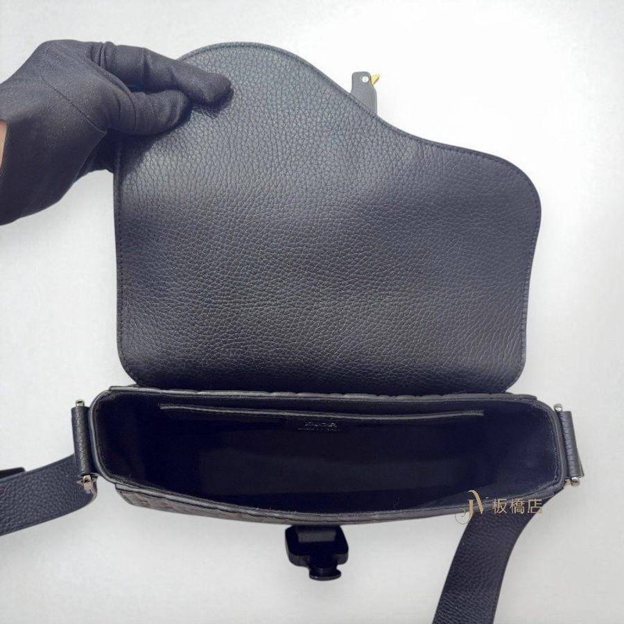 JS1439-DIOR SADDLE黑牛皮壓紋翻蓋郵差包小號1ADPO04LLG-5