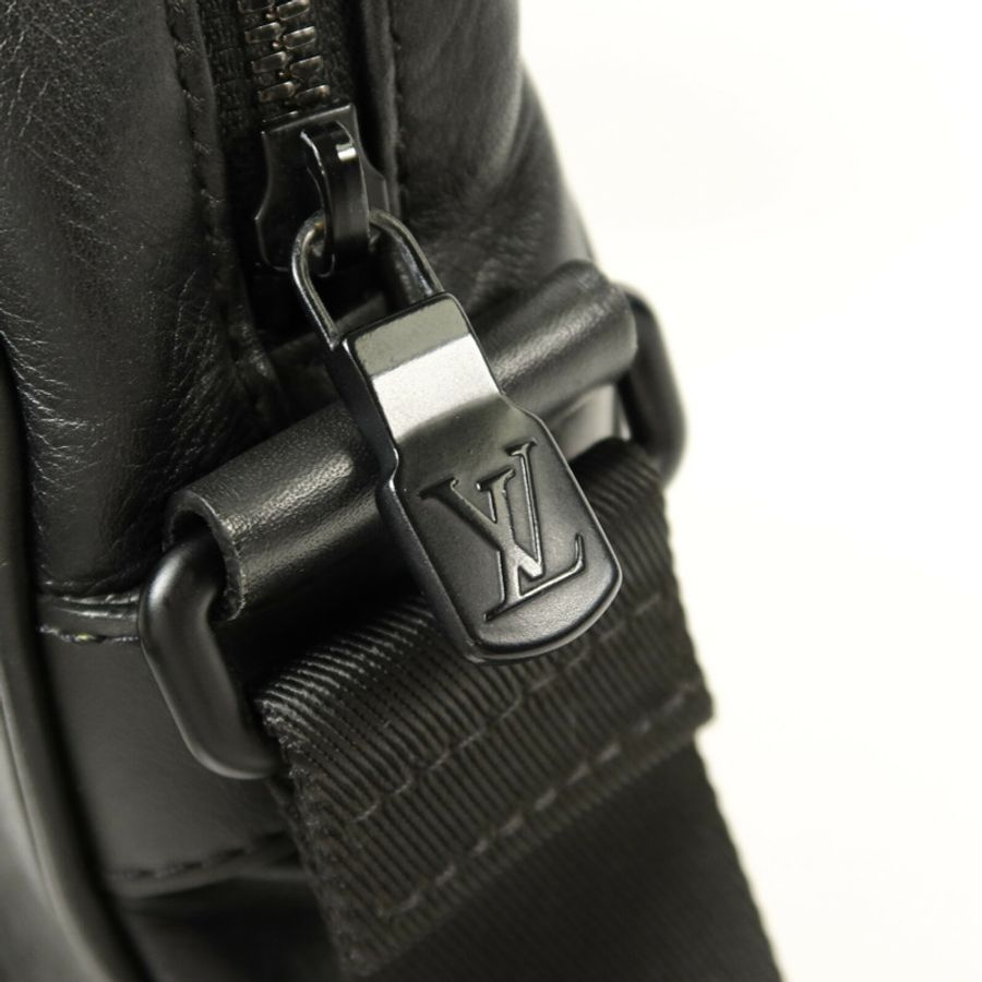 LOUIS VUITTON Monogram Shadow Danube PM肩背袋-5