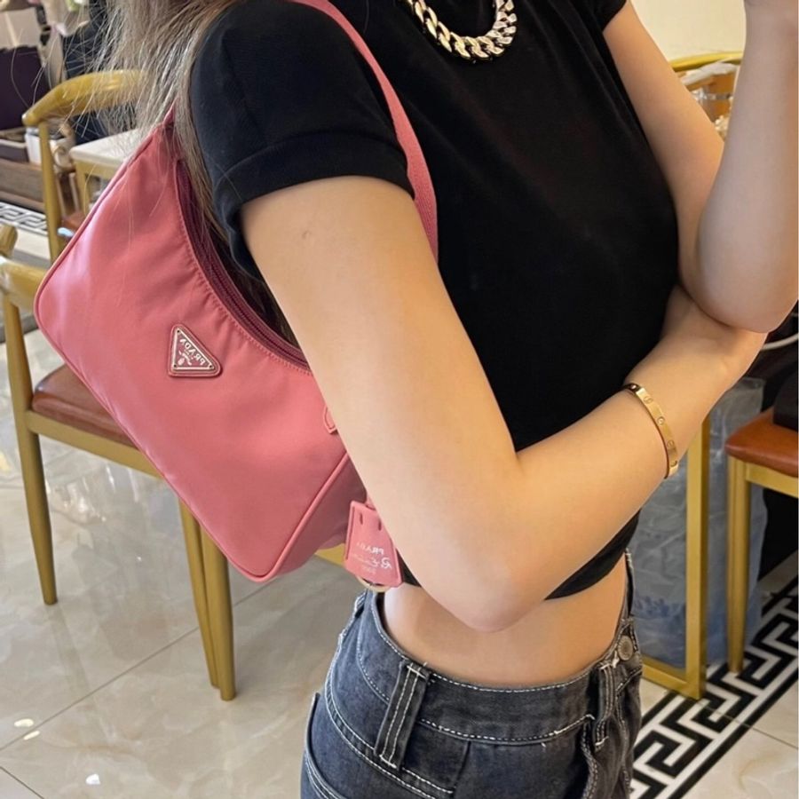 【夏天精選🪭罕見少女粉🎀】Prada 粉色尼龍hobo單肩包腋下包-8