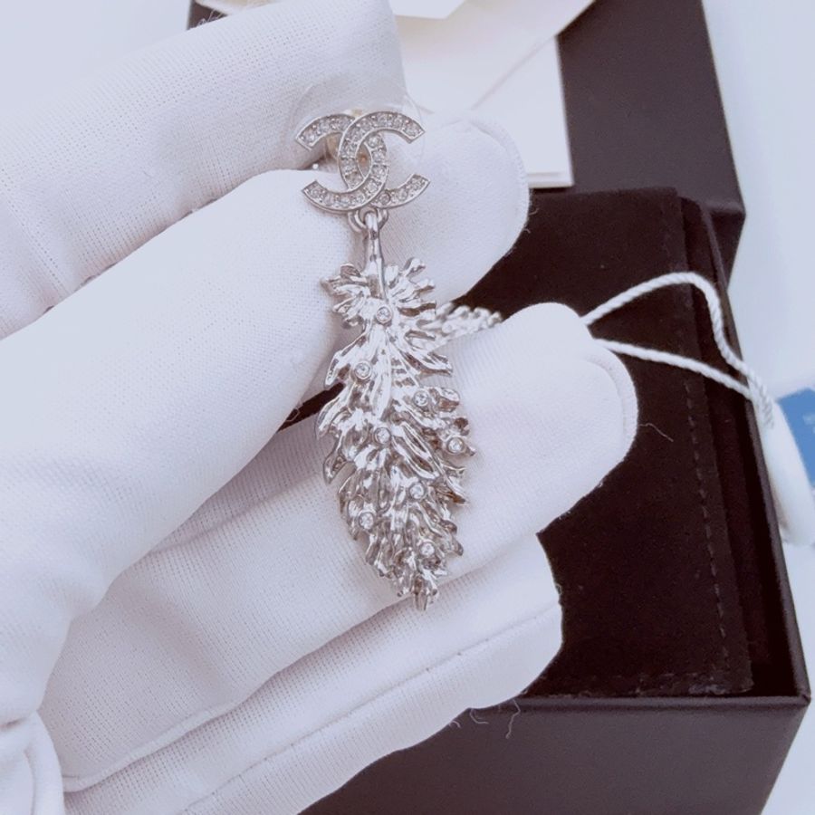 香奈兒Chanel耳環 25s羽毛雙C logo吊墜耳環一對 銀針水鑽材質-0