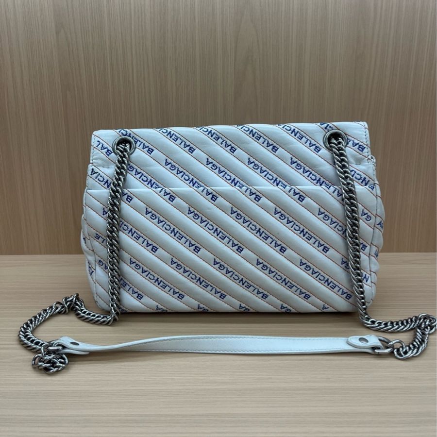 巴黎世家Balenciaga 巴黎世家 白色 限量款徽章鏈條包 單肩包 斜挎包獨特個性 隨性酷感拉滿 尺寸27*8*16cm -1