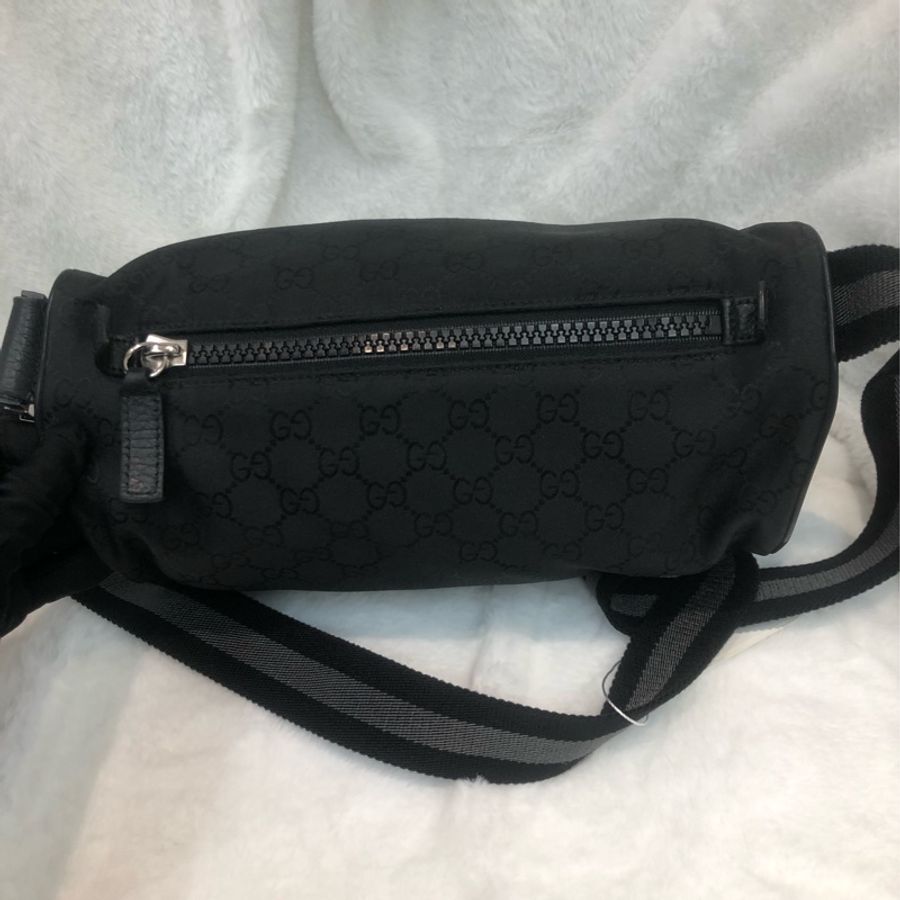 Gucci 黑色暗花布面 斜孭 胸包 XC571-4