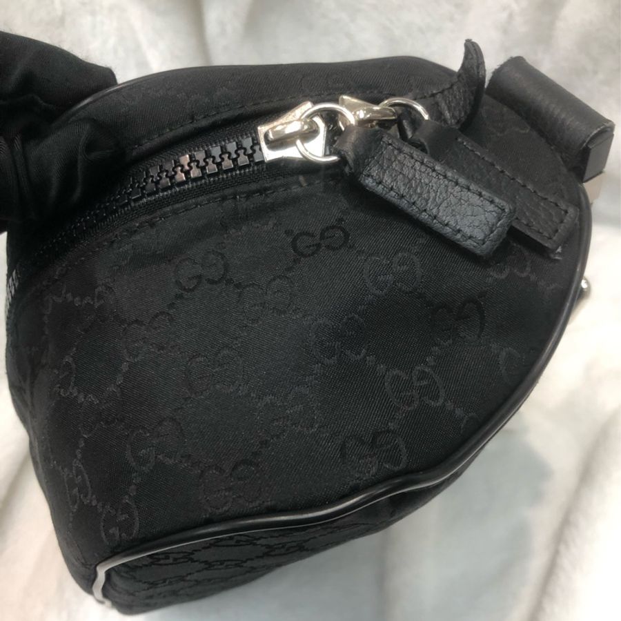 Gucci 黑色暗花布面 斜孭 胸包 XC571-10