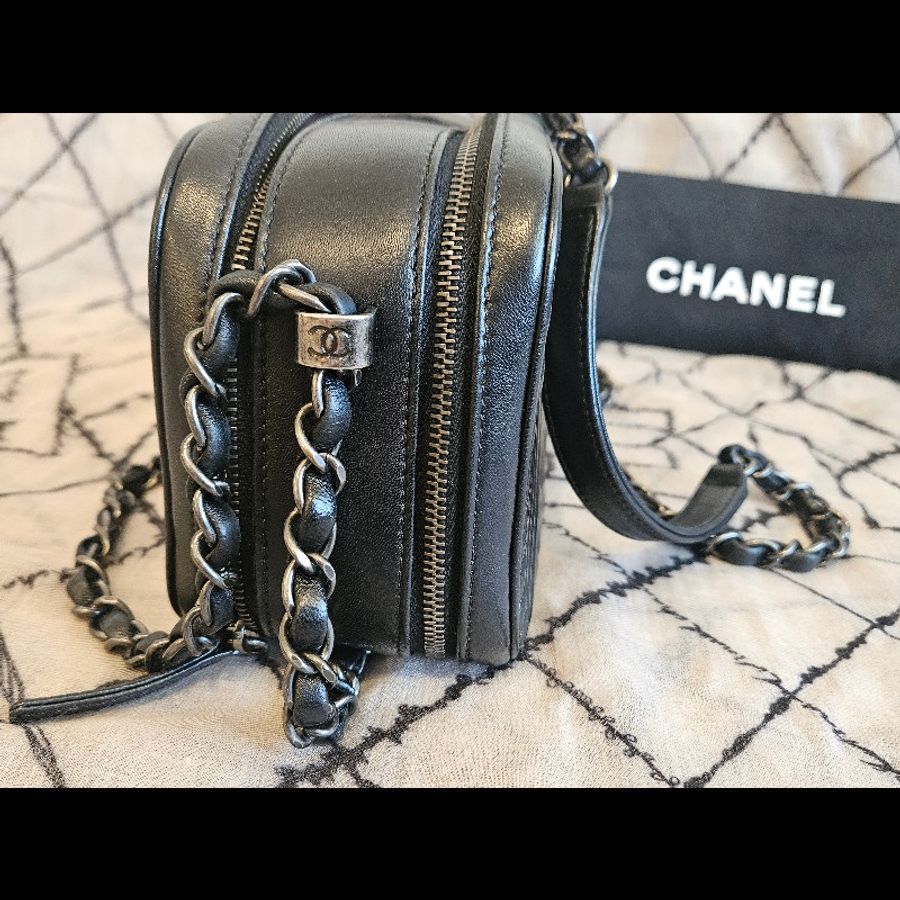 Chanel 香奈兒 黑色銀鍊 C Logo 相機包 斜背鏈包 九新以上 配件齊全-10