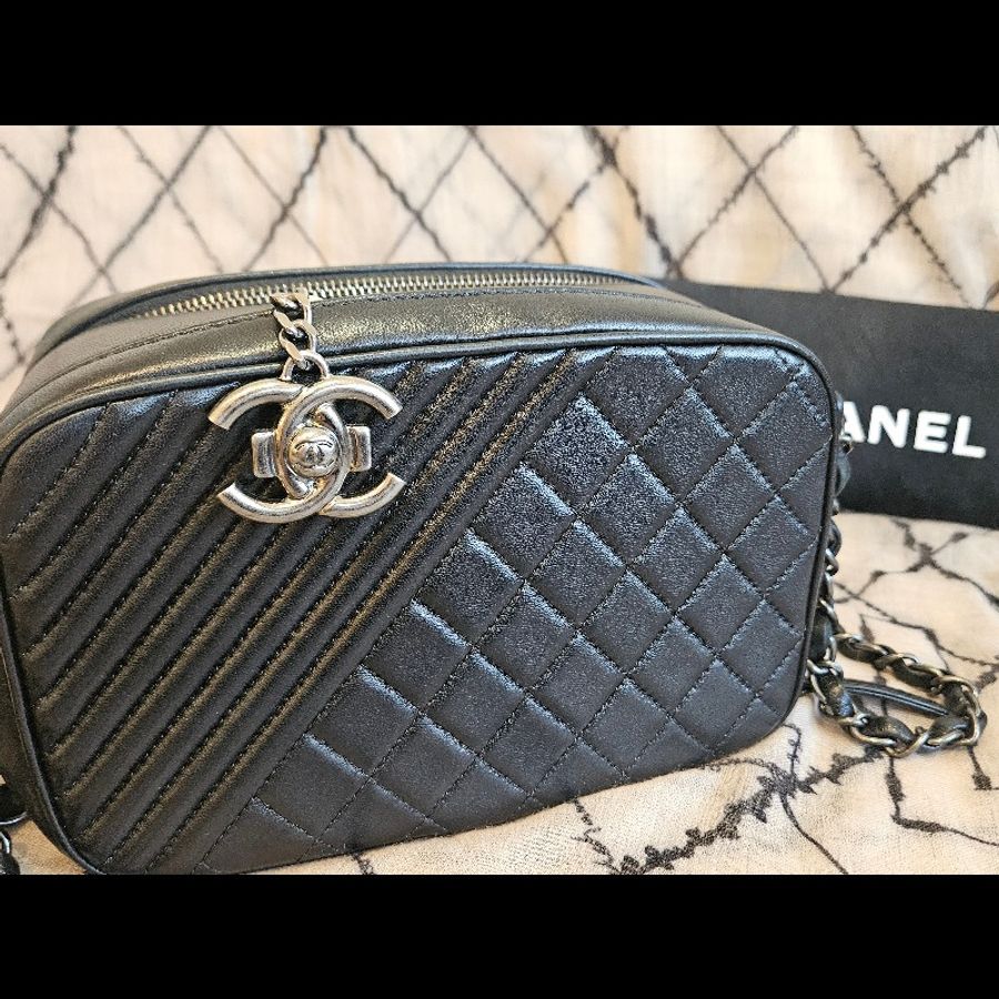Chanel 香奈兒 黑色銀鍊 C Logo 相機包 斜背鏈包 九新以上 配件齊全-11