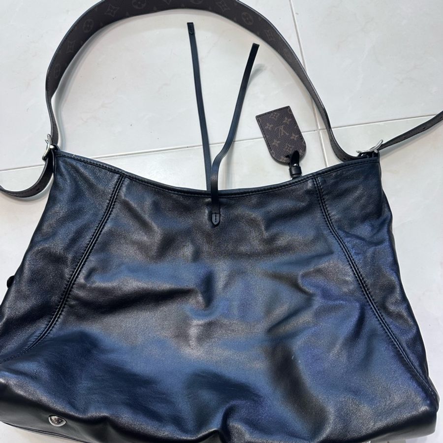 Lv carryall 黑武士 黑色斜背包-1