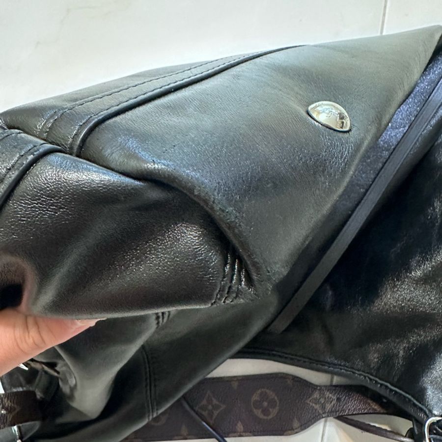 Lv carryall 黑武士 黑色斜背包-7