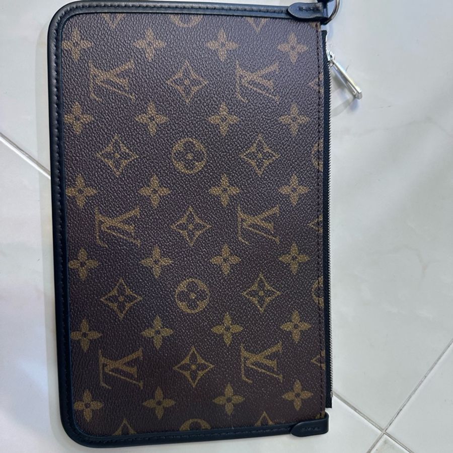 Lv carryall 黑武士 黑色斜背包-18