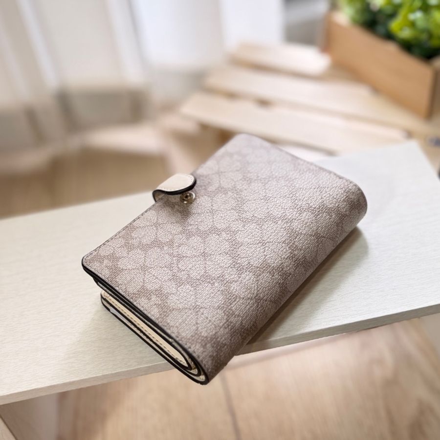 現貨【KATE SPADE】幸運草滿版花瓣防刮壓釦中夾(淺卡其色)-3