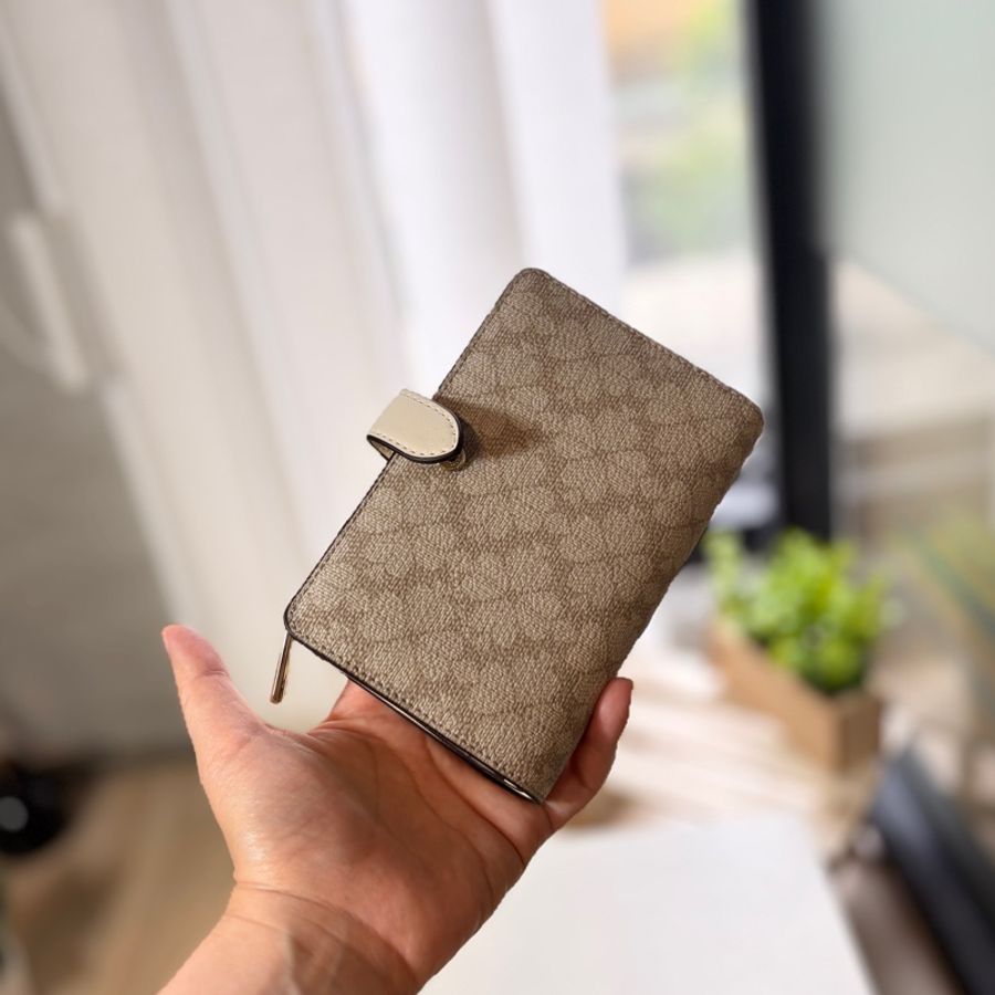 現貨【KATE SPADE】幸運草滿版花瓣防刮壓釦中夾(淺卡其色)-8