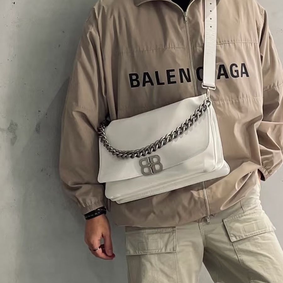 高街男友風🤍99新🆕Balenciaga巴黎世家白銀Soft Flap牛皮枕頭鏈條包單肩斜挎包-0