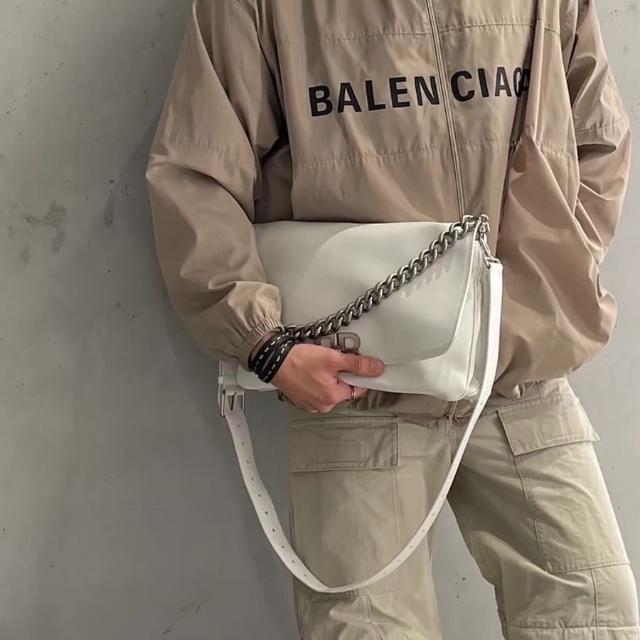 高街男友風🤍99新🆕Balenciaga巴黎世家白銀Soft Flap牛皮枕頭鏈條包單肩斜挎包-1