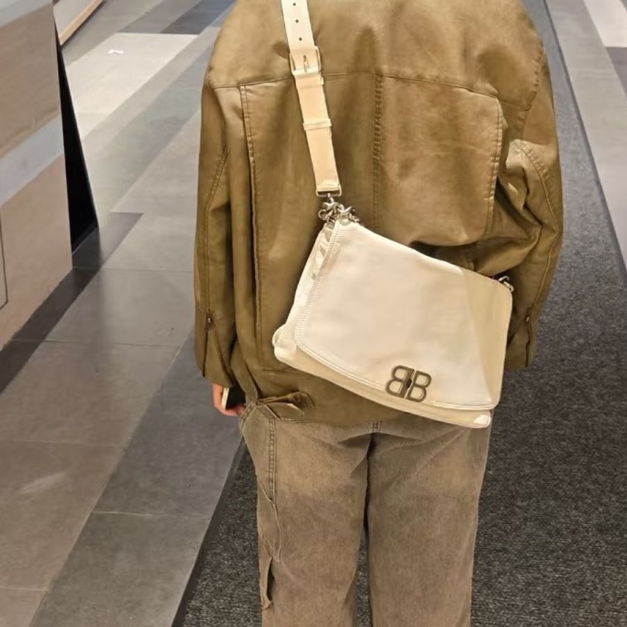 高街男友風🤍99新🆕Balenciaga巴黎世家白銀Soft Flap牛皮枕頭鏈條包單肩斜挎包-5