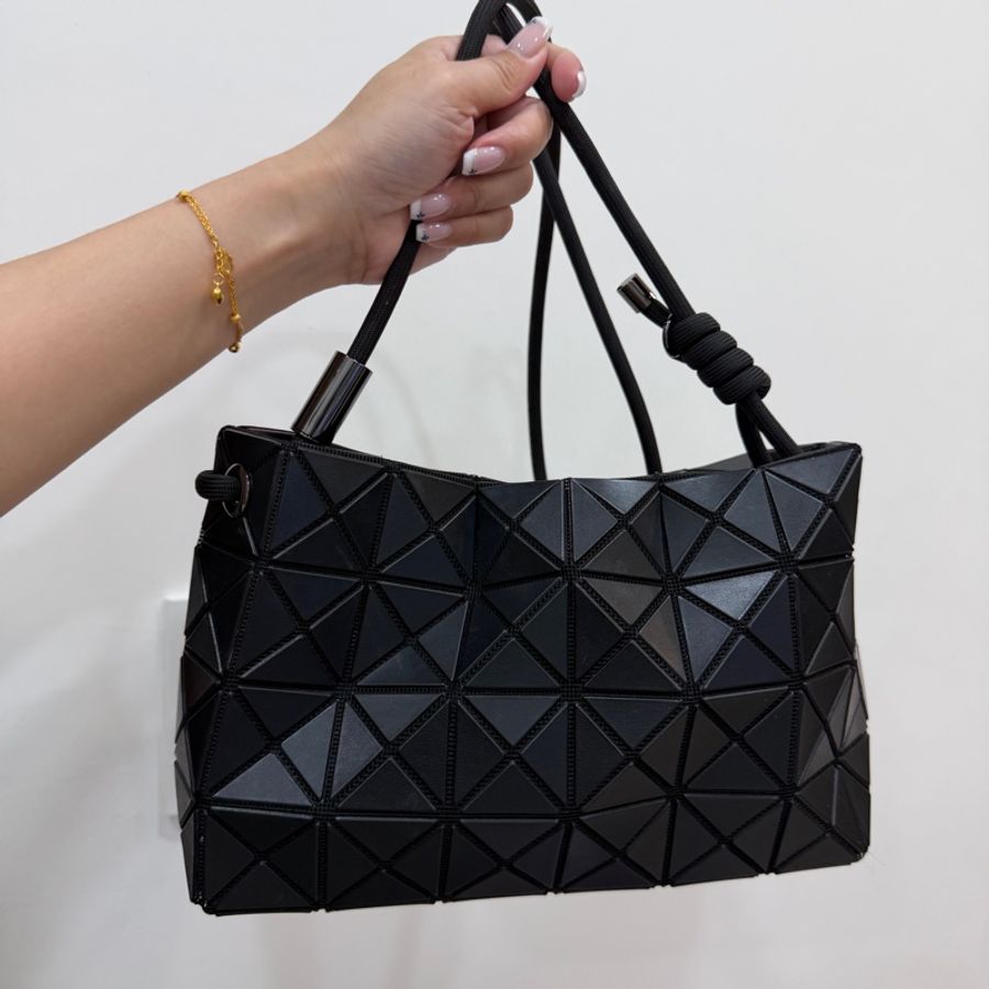 《仙闆名牌精品》ISSEY MIYAKE 三宅ㄧ生 BAOBAO LOOP MATTE 黑 幾何方格 側綁繩 斜背包 肩背包 手提包-0