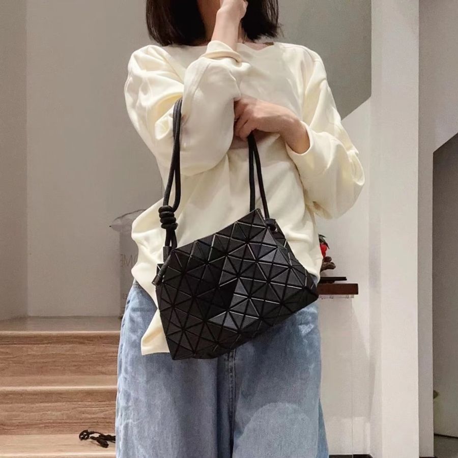 《仙闆名牌精品》ISSEY MIYAKE 三宅ㄧ生 BAOBAO LOOP MATTE 黑 幾何方格 側綁繩 斜背包 肩背包 手提包-2