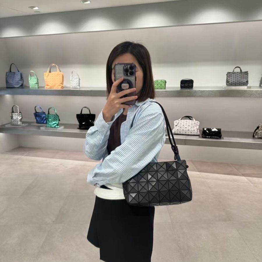 《仙闆名牌精品》ISSEY MIYAKE 三宅ㄧ生 BAOBAO LOOP MATTE 黑 幾何方格 側綁繩 斜背包 肩背包 手提包-7