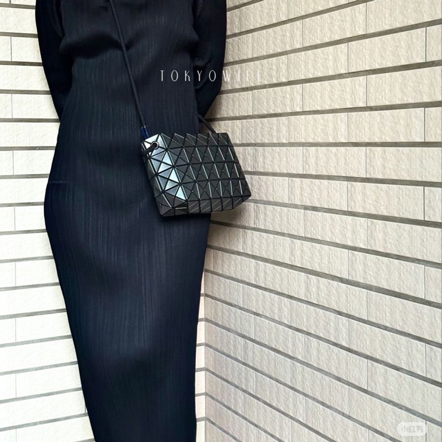 《仙闆名牌精品》ISSEY MIYAKE 三宅ㄧ生 BAOBAO LOOP MATTE 黑 幾何方格 側綁繩 斜背包 肩背包 手提包-8