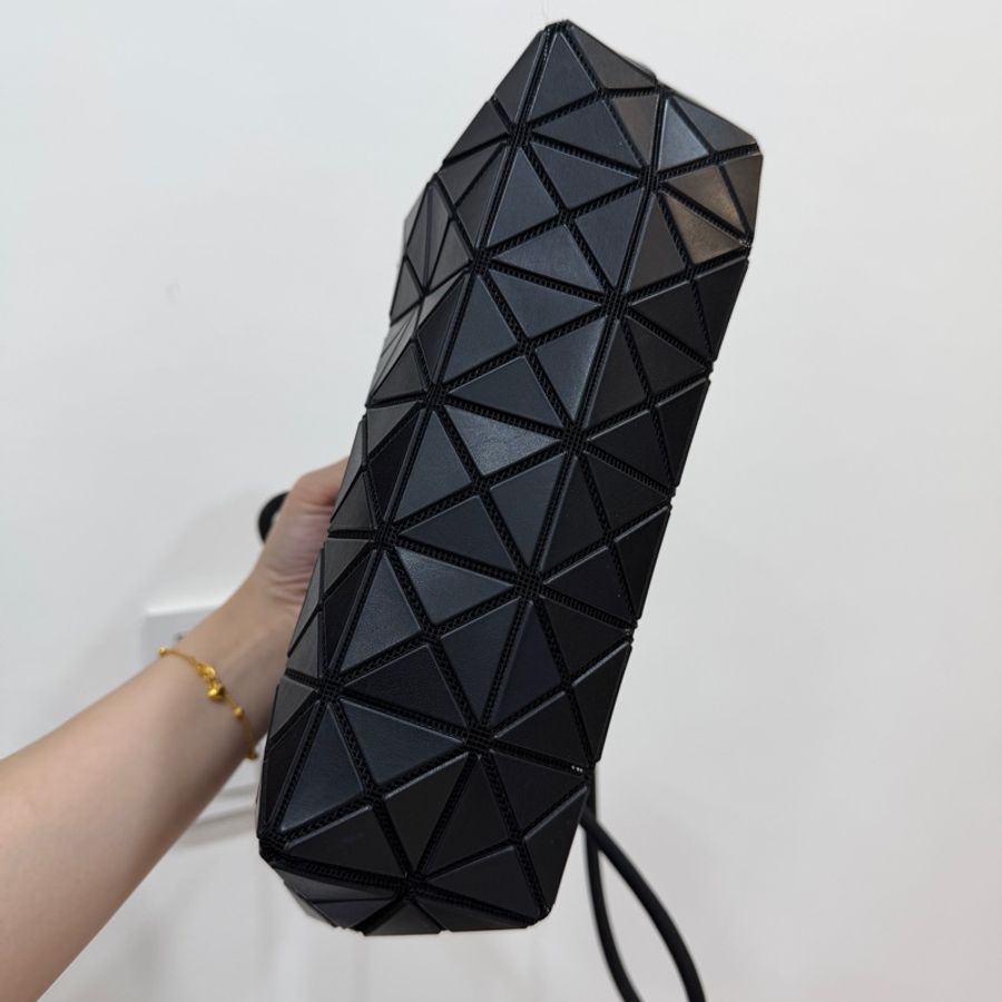 《仙闆名牌精品》ISSEY MIYAKE 三宅ㄧ生 BAOBAO LOOP MATTE 黑 幾何方格 側綁繩 斜背包 肩背包 手提包-15